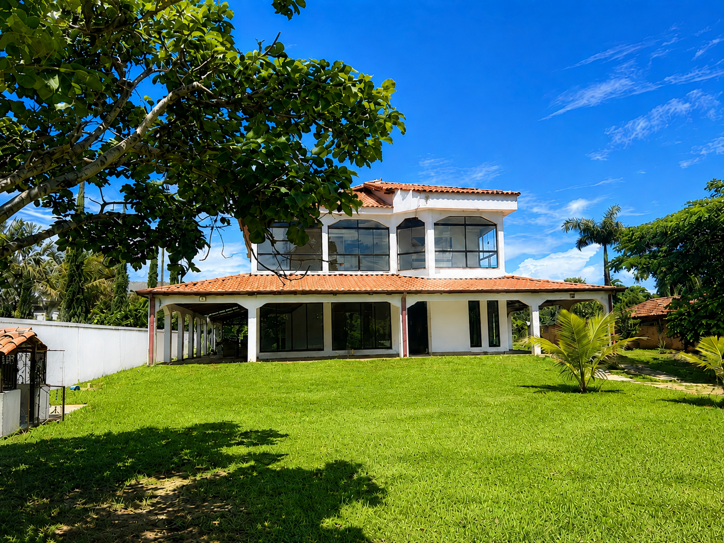 Fachada e área verde do Centro Geriátrico Carpe Diem